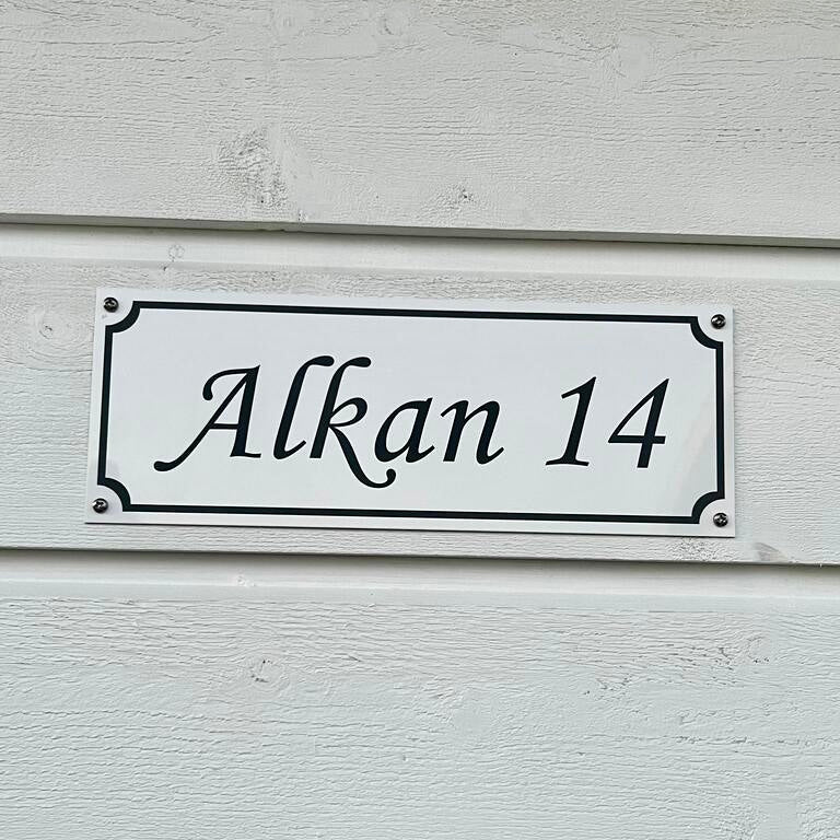 Vit och svart husskylt med måttet 300x110mm i gammaldags stil