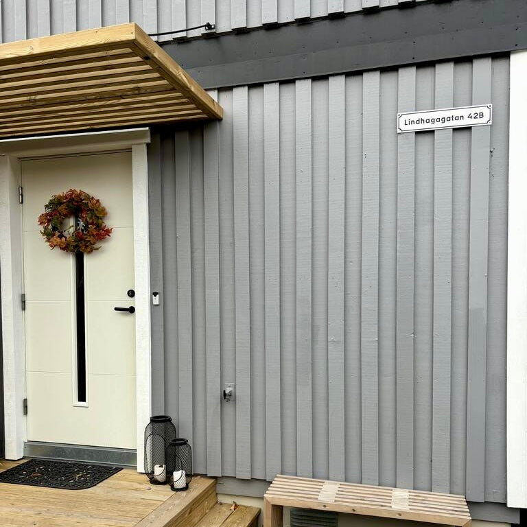 Vit och svart husskylt med måttet 500x110mm i gammaldags stil
