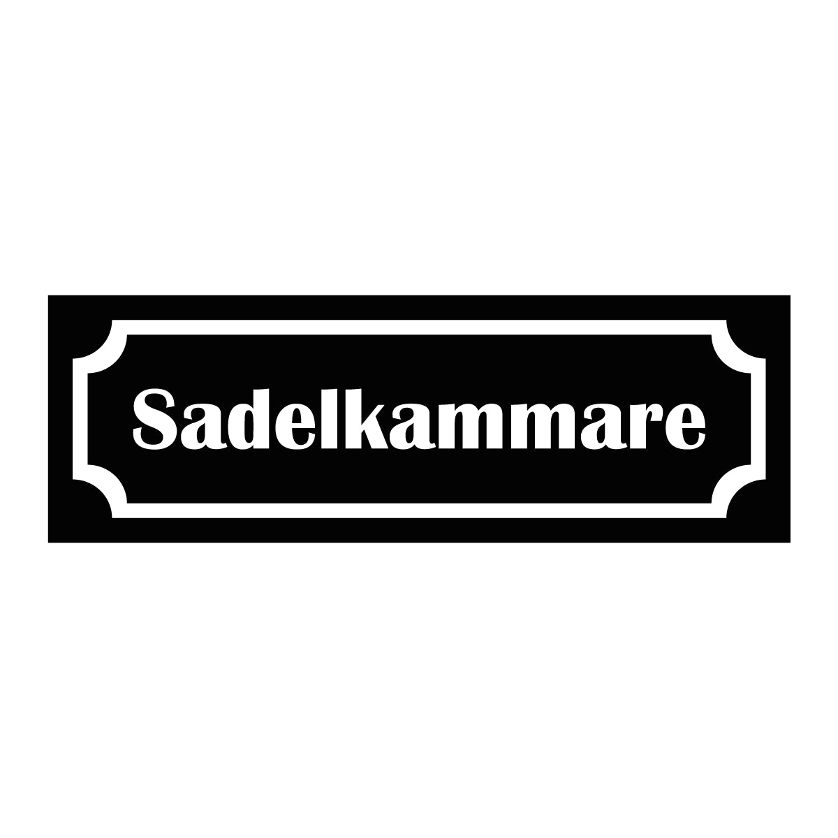 Märkskylt "Sadelkammare" i svart färg