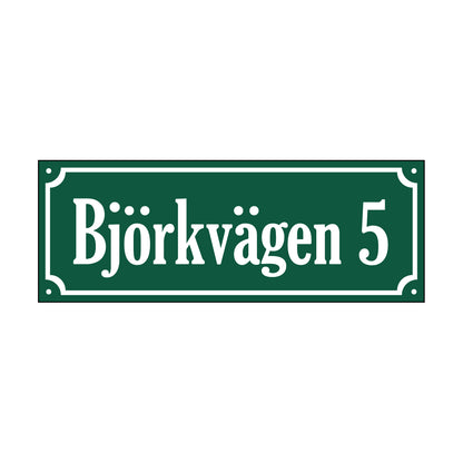 Grön och vit husskylt med måttet 300x110mm i gammaldags stil