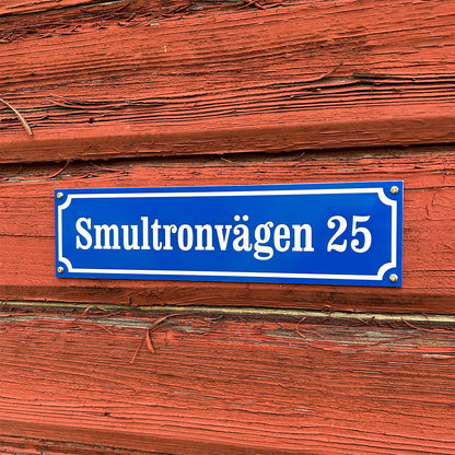 Blå och vit husskylt med måttet 300x80mm i gammaldags stil