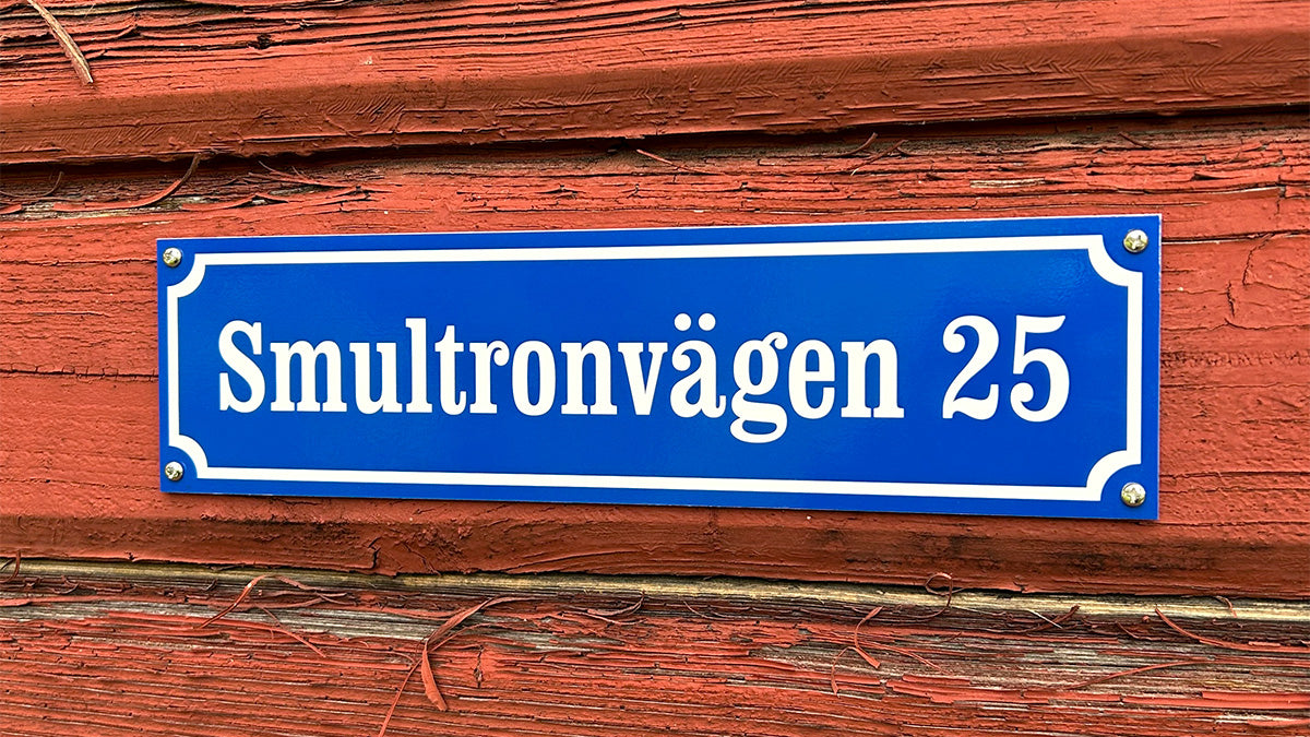 Husskylt i blå/vit färg och gammaldags stil - BilligaSkyltar.se